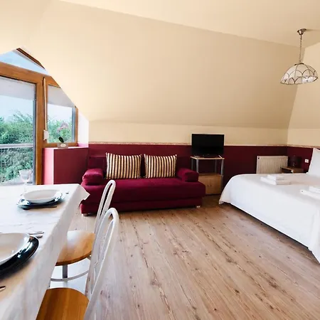 Aranylo Apartmanhaz - Quiet With Balcony *