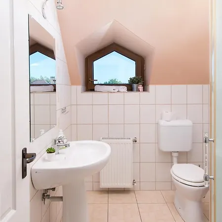 Aranylo Apartmanhaz - Quiet With Balcony Apartment