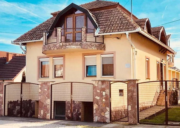 Aranylo Apartmanhaz - Quiet With Balcony Apartament *