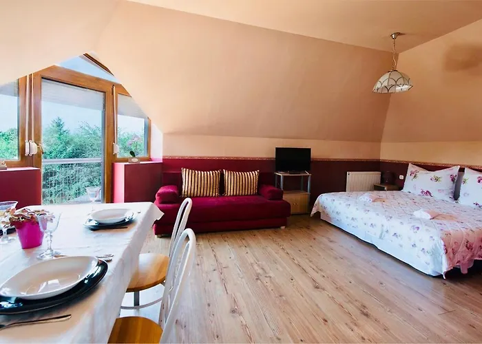 Aranylo Apartmanhaz - Quiet With Balcony Apartament